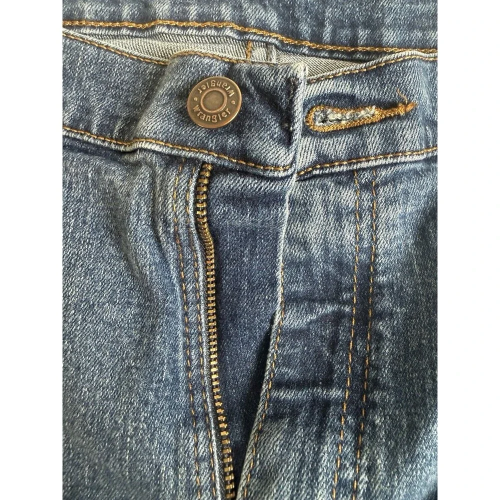 Wrangler Premium Quality Men's Blue Medium Wash Denim Straight Mid Rise 5-Pocket